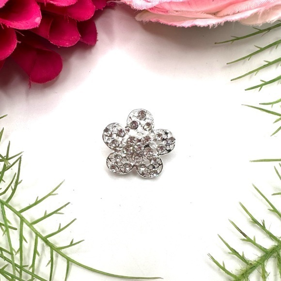 Jewelry - NEW⚜️Classic Floral Crystal Embellished Brooch